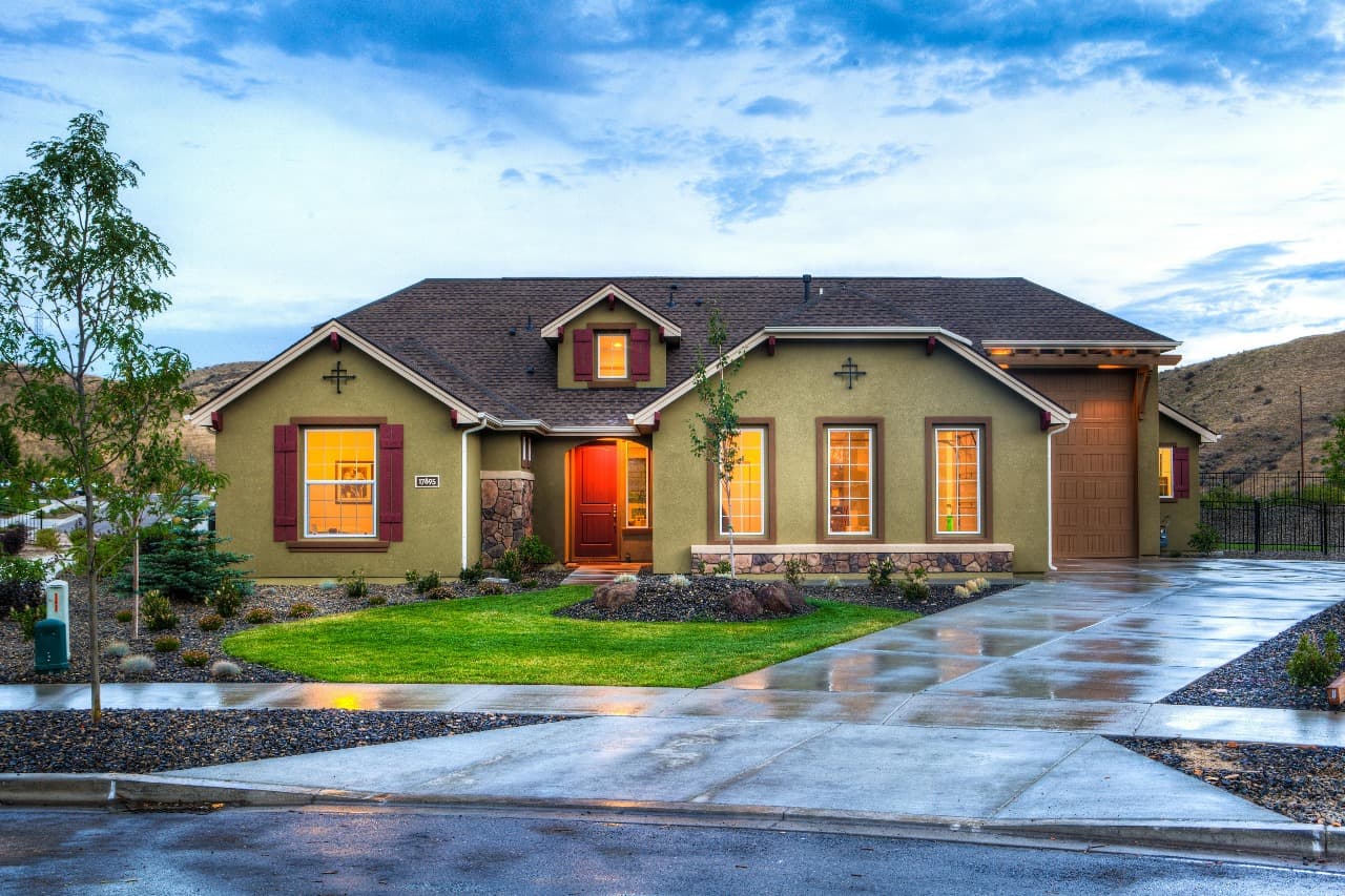 Hardie Board vs. Vinyl Siding: Which Is Better for Your Climate?
